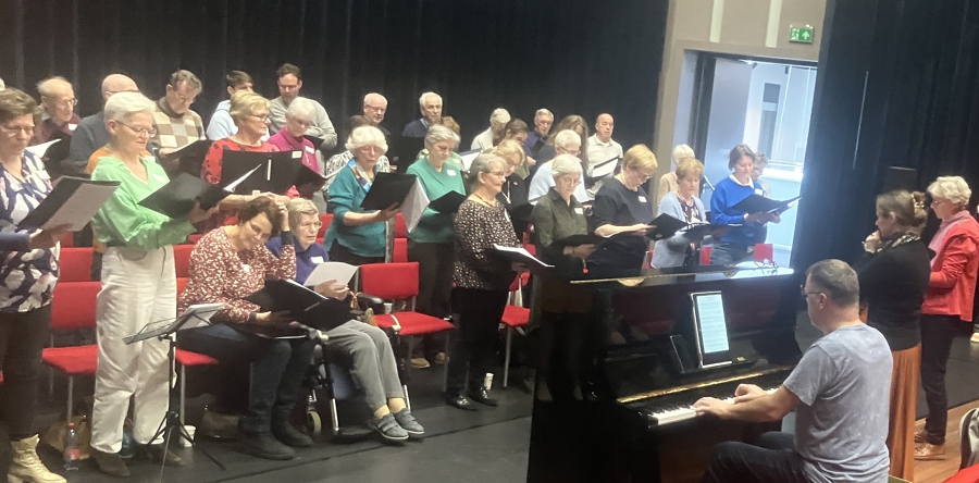 Ouderen met dementie nemen deel aan participatiekoor (Video)