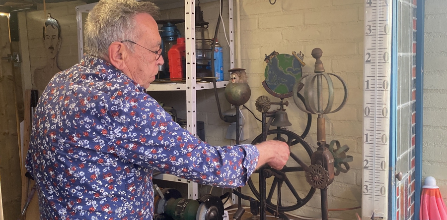 ‘Tovenaar’ Adriaan Emmen maakt kinetische kunst (Video)
