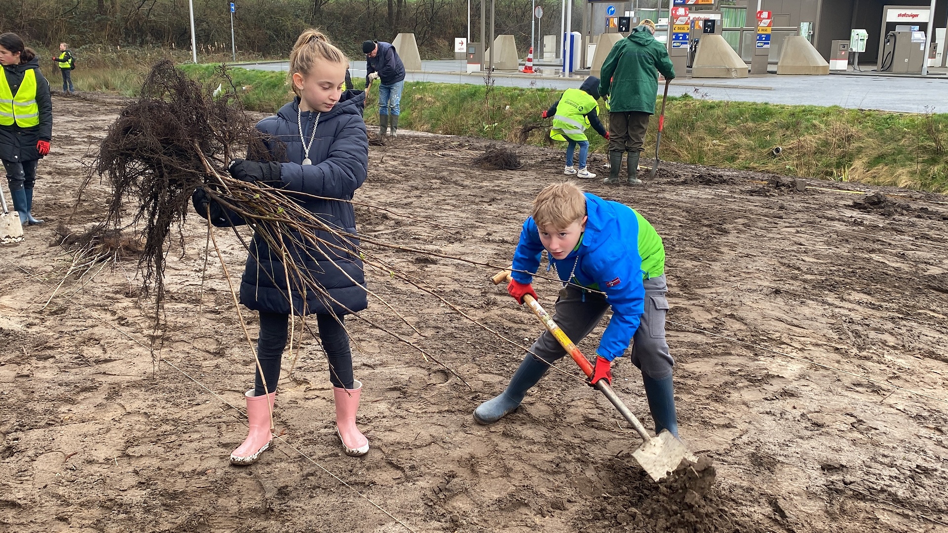 Leerlingen planten bomen voor Boomfeestdag (Video)