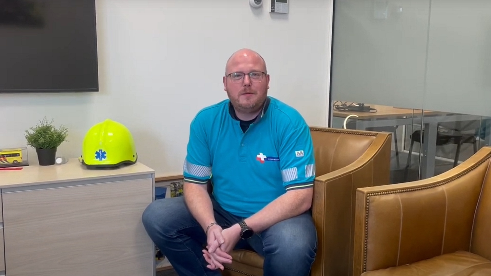 De 80 stuurt video waarin wordt verzocht om met vingerwijzen te stoppen