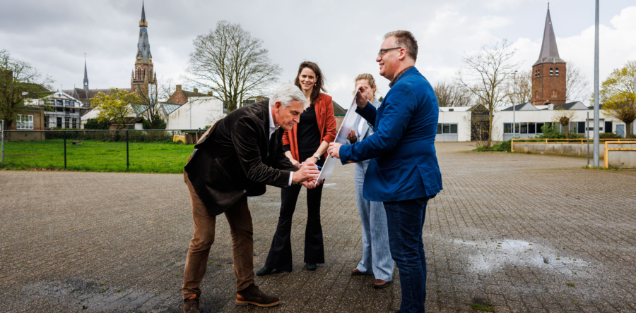 Wethouder Ad de Jong zet handtekening voor project LOEFF
