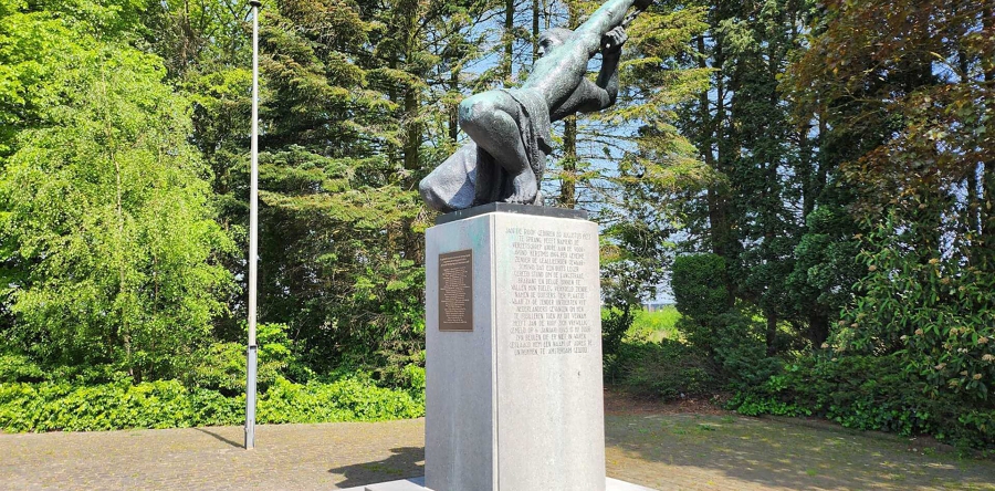 Scholieren vertellen over bezoek aan Auschwitz bij dodenherdenking