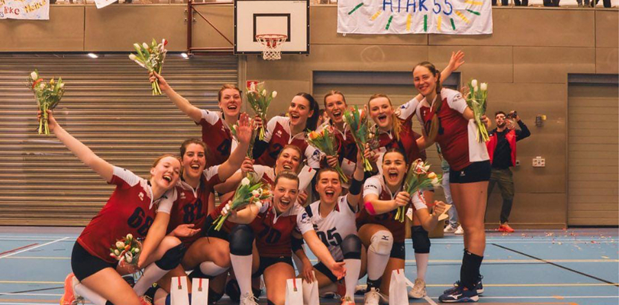 Volleybaldames van Atak’55 kampioen van de eerste klasse