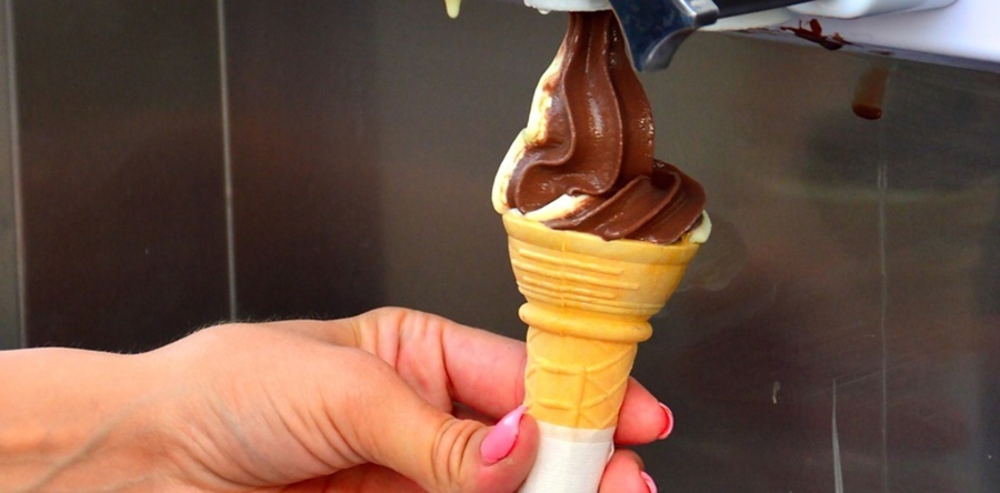 Start verduurzamingsproject Oudheusden: Tante Netty deelt ijsjes uit