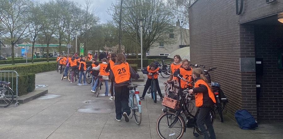 250 leerlingen uit groep 7 en 8 doen hun fietsexamen in Dongen (Video)