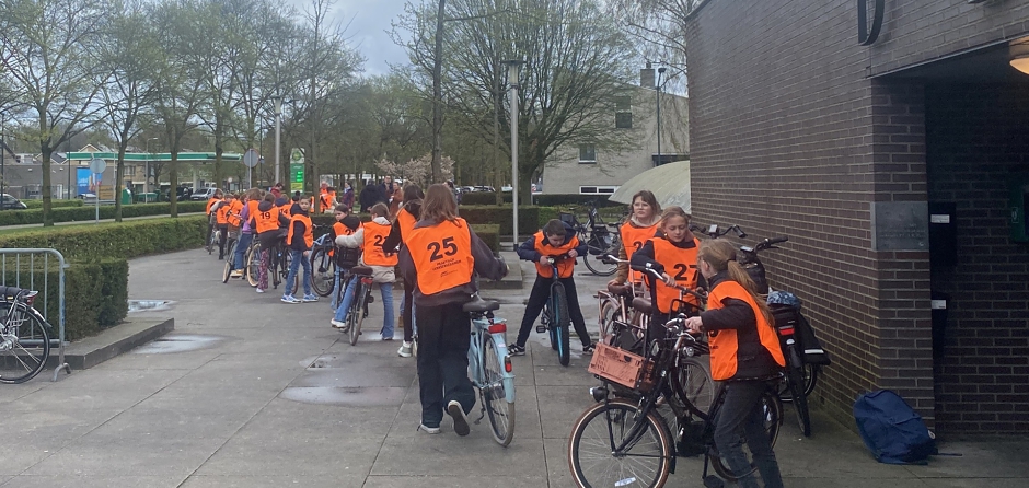 250 leerlingen uit groep 7 en 8 doen hun fietsexamen in Dongen (Video)