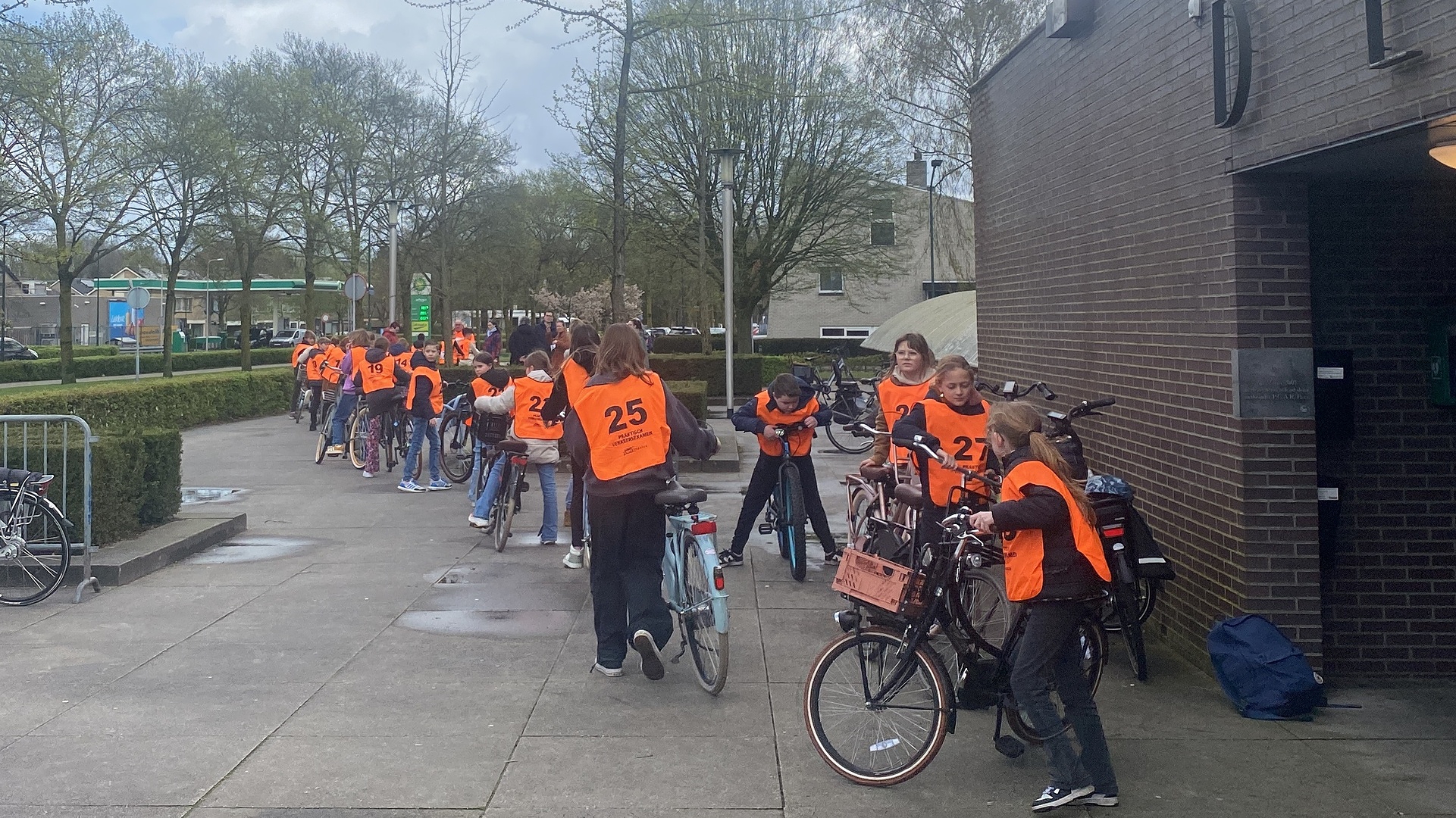 250 leerlingen uit groep 7 en 8 doen hun fietsexamen in Dongen (Video)