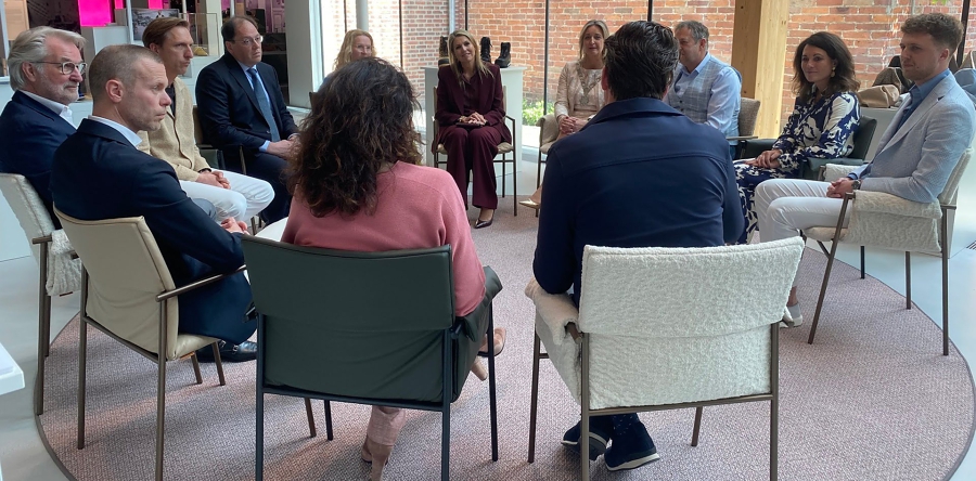 Koningin Máxima bezoekt Het Schoenenkwartier (Video)