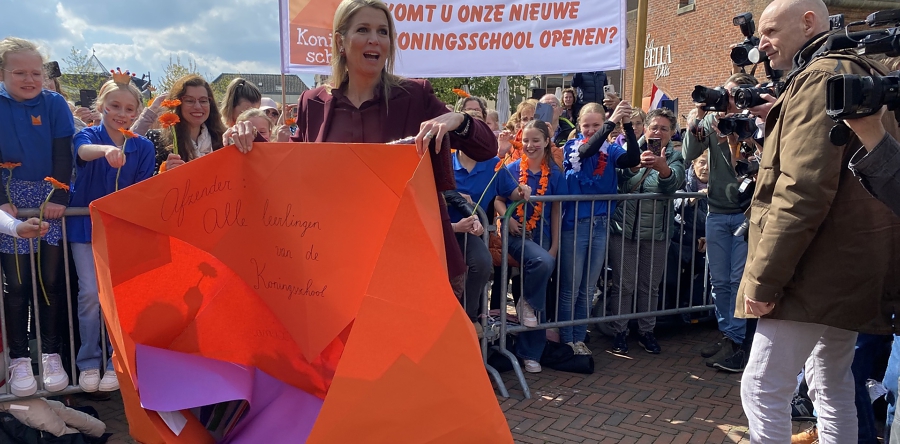 Koning Máxima uitgenodigd door de Koningsschool voor opening gebouw