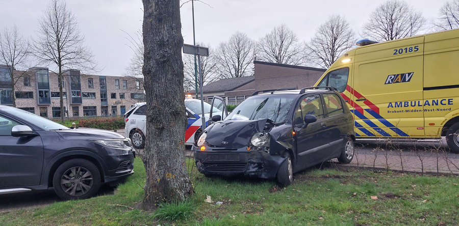 Beschonken automobilist knalt op boom in Kaatsheuvel