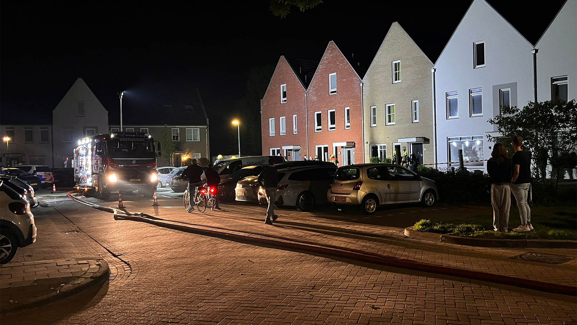 Twee jongens gezocht voor gooien brandbom in woning Kaatsheuvel (Video)