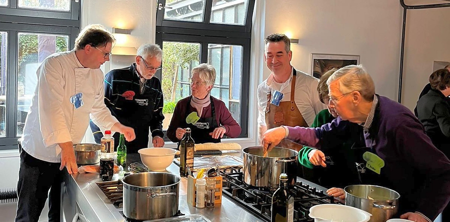 Er is een kookstudio voor mensen met dementie en hun mantelzorger