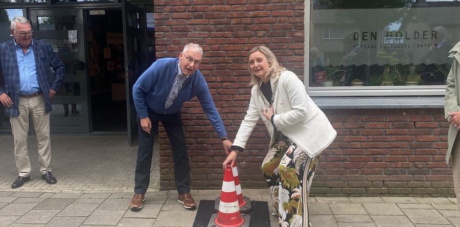 Onthulling eerste attentiesteen in Waalwijk (Video)