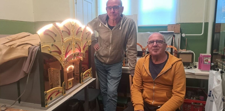 Hennie en Hans van Oers restaureren mini-kermis van hun opa (Video)