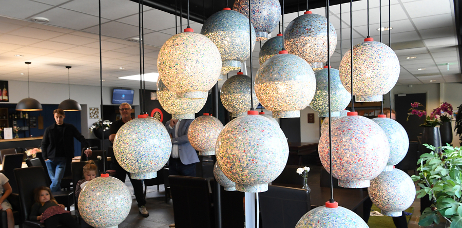 Waalwijkse kroonluchter van petflesjes wordt nog groter