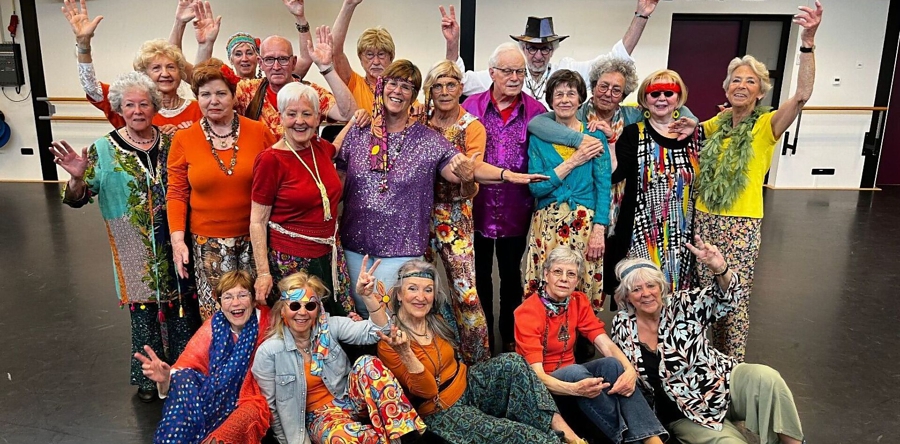 Danssenioren van Twist Again dansen het thema ‘Flower Power’