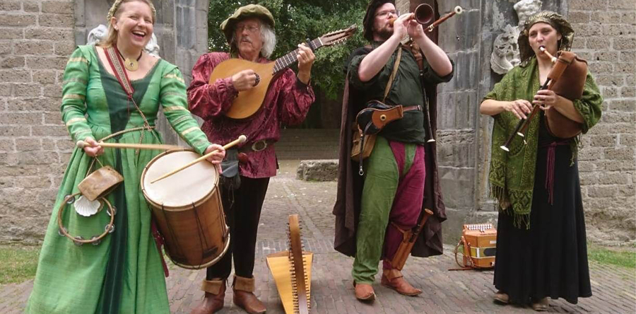 Historisch festival op terrein van kasteelruïne in Heusden