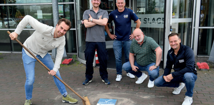 Timon Klerx plaatst eerste ‘rookvrij’-tegel in Waalwijk