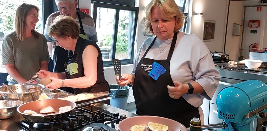 Yvonne zette een kookclub op voor dementerende ouderen (Video)