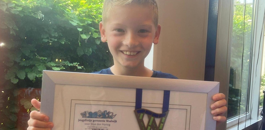 Jitse (9) ontvangt jeugdlintje van de burgemeester