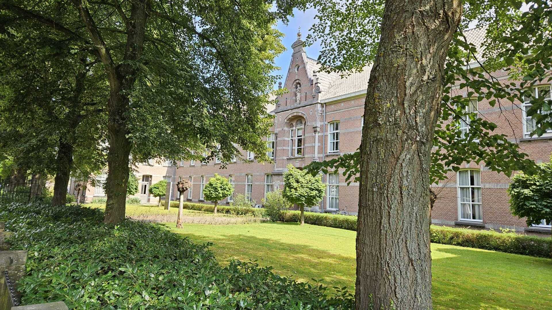 Zusters Franciscanessen uit Dongen dragen klooster over