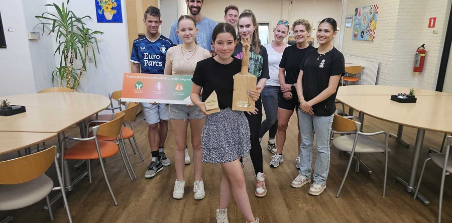 Elin van der Gouw uit Kaatsheuvel ontvangt als eerste de Gouden Trofee