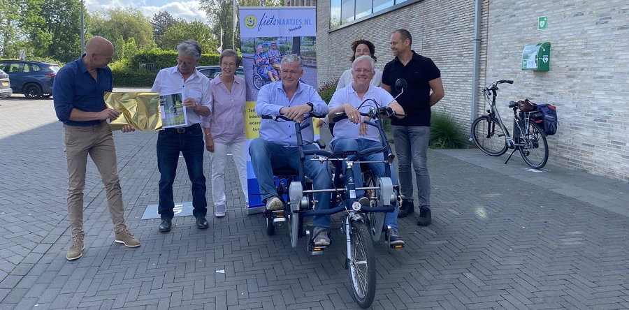 Stichting Fietsmaatjes ontvangt cheque (Video)