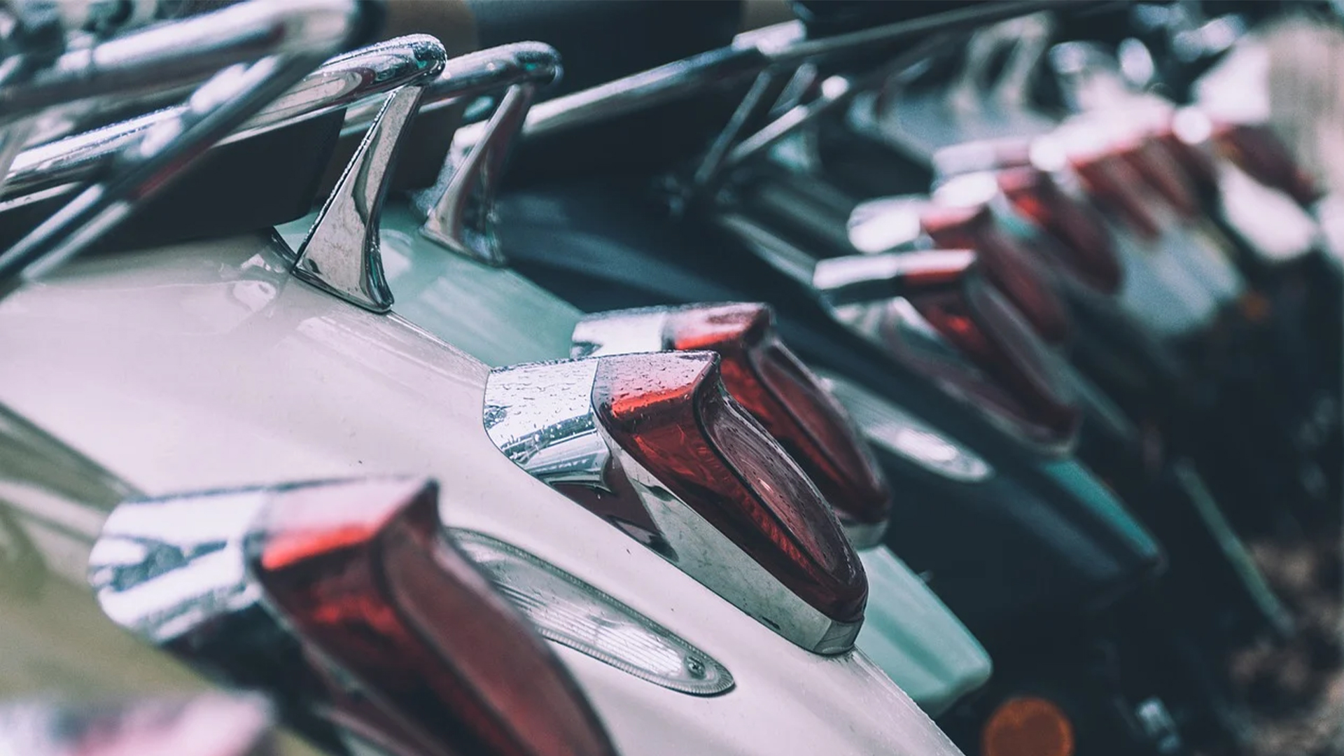 Scooter botst in Waalwijk tegen auto en gaat ervandoor