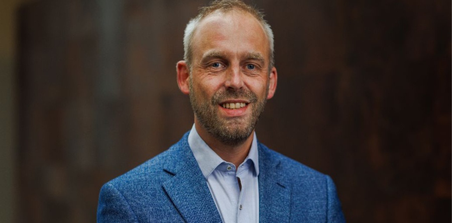 Sjors Slaats officieel beëdigd als wethouder Waalwijk