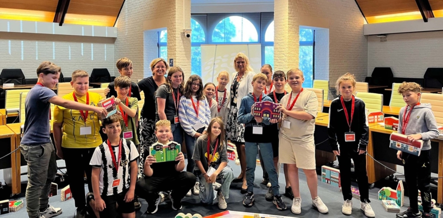 Basisschoolleerlingen spelen spel ‘democracity’ over politiek