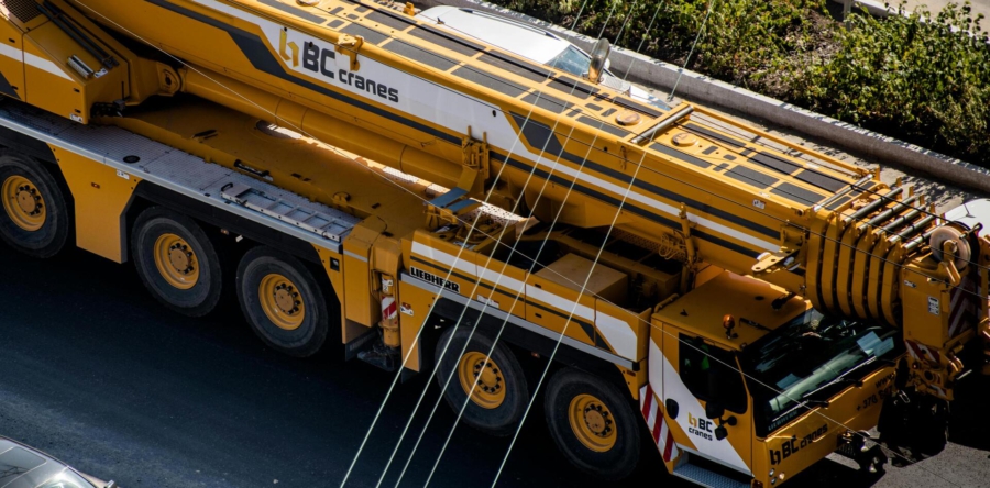 Fietser raakt gewond na botsing met uitschuifbare arm van kraan