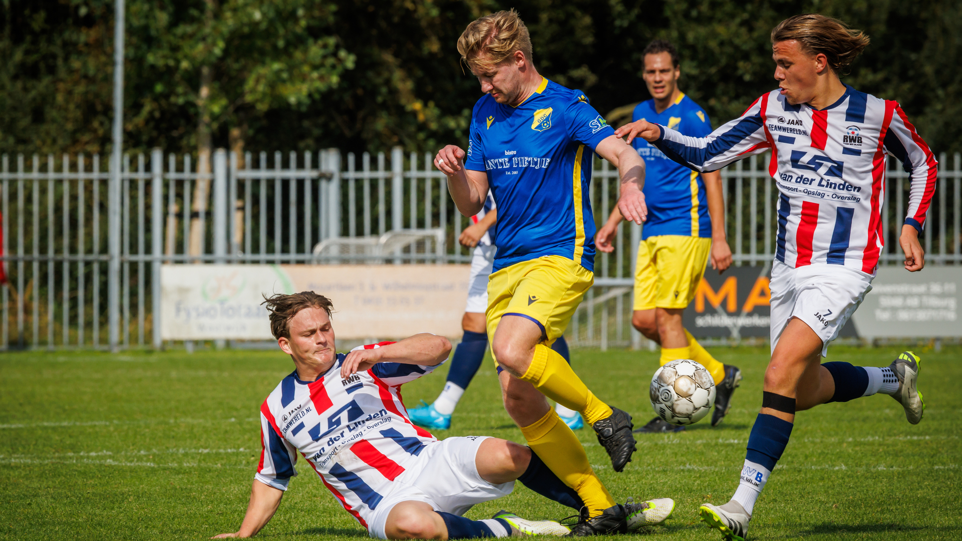 Twee gemiste penalty's komen RWB duur te staan: GDC trekt aan langste eind