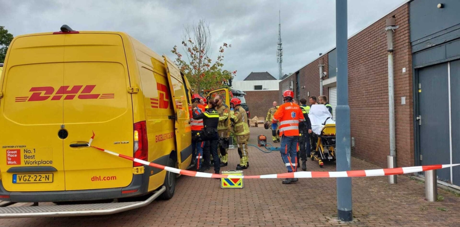 DHL bezorger klem tussen deur, hulpdiensten rukken uit