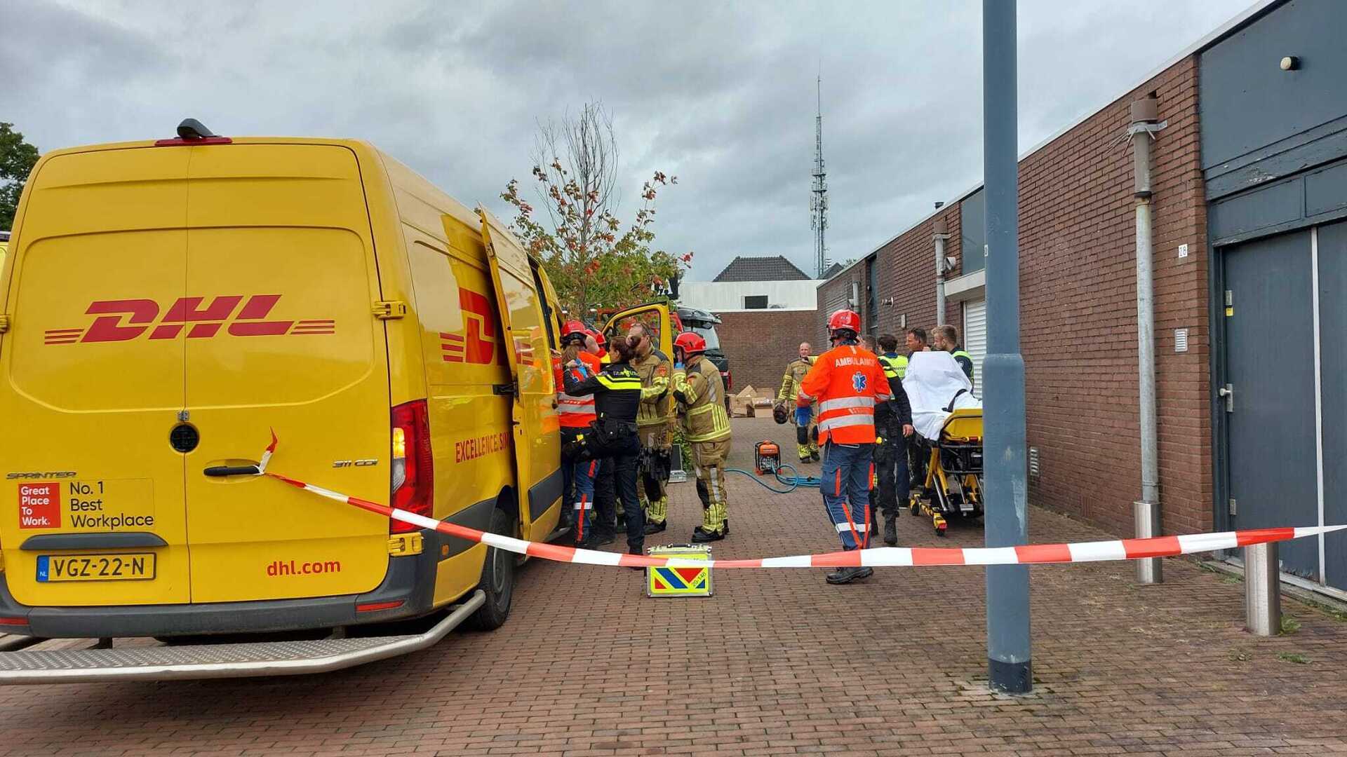 DHL bezorger klem tussen deur, hulpdiensten rukken uit