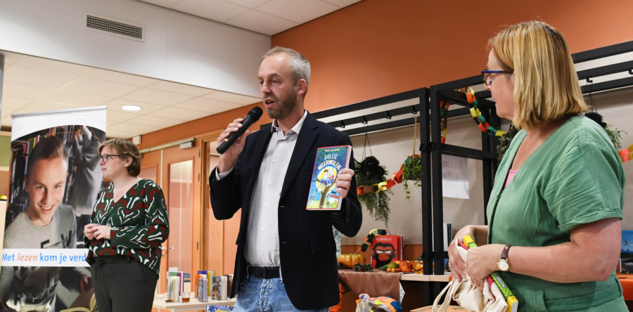 Sjors Slaats opent bibliotheek op school in kindcentrum Zanddonk