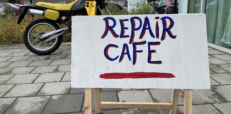 Repareren en ontmoeten bij repair café in Vlijmen (Video)