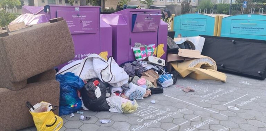 Meubels zomaar gedumpt bij textiel container in Waalwijk
