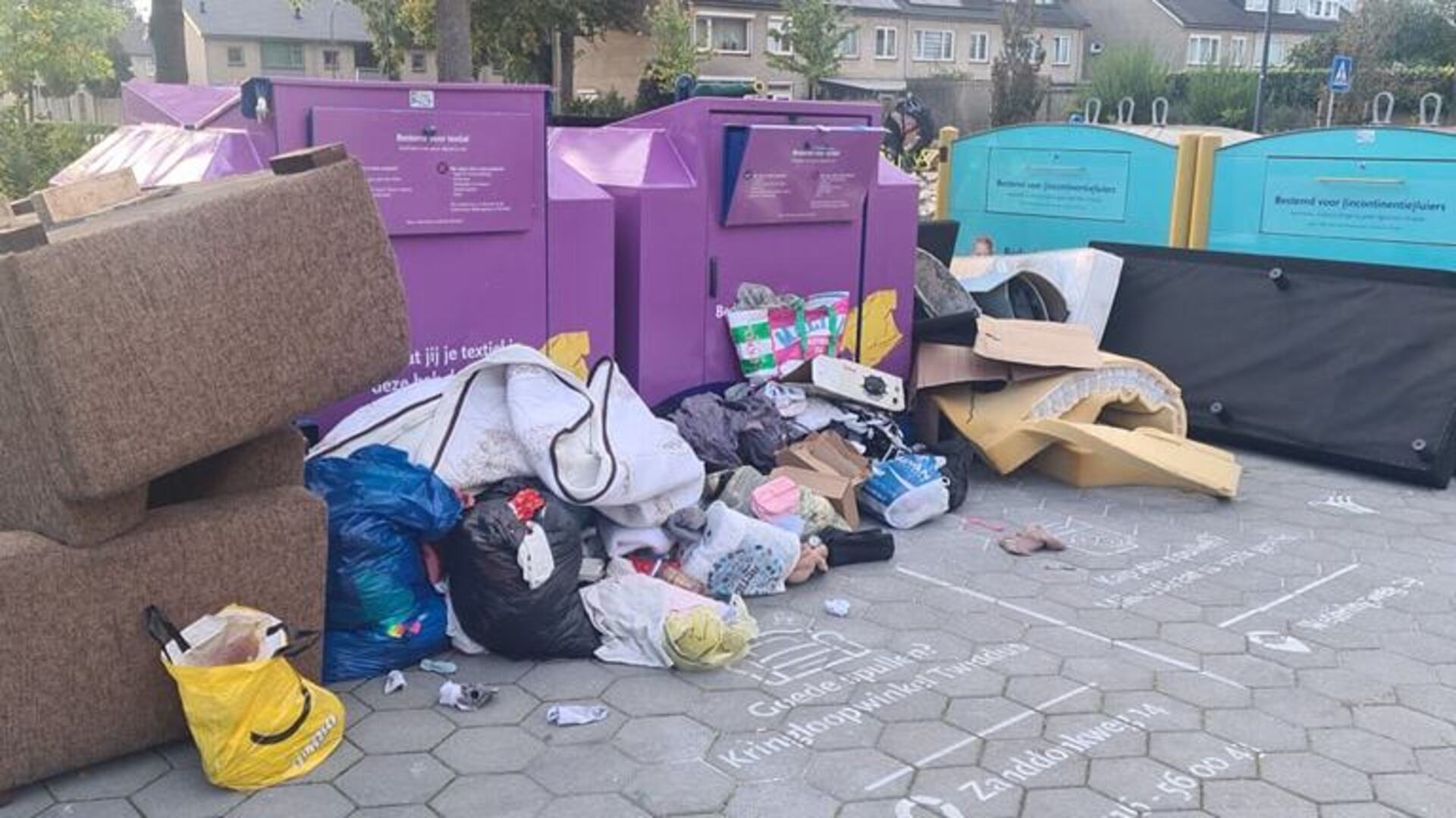Meubels zomaar gedumpt bij textiel container in Waalwijk