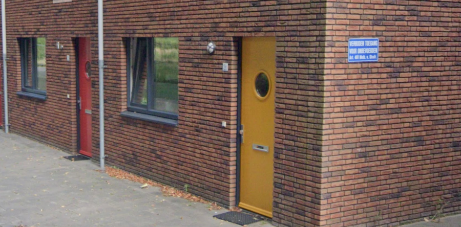 Voordeur aan Prins Bernhardplein in Kaatsheuvel in brand gestoken