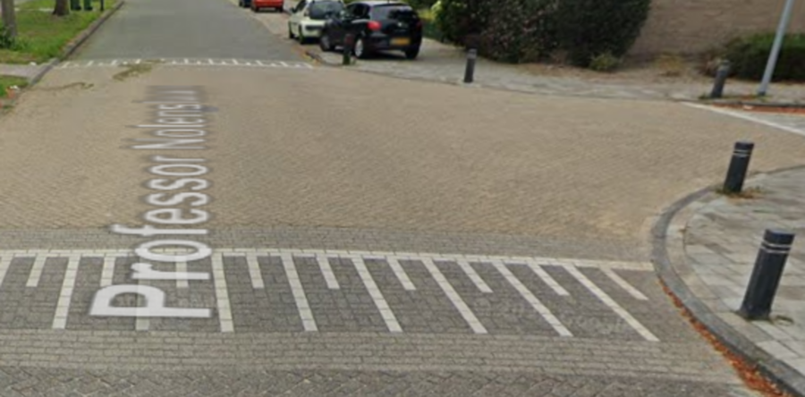 Twee auto’s botsen op elkaar aan de Professor Nolenslaan in Waalwijk