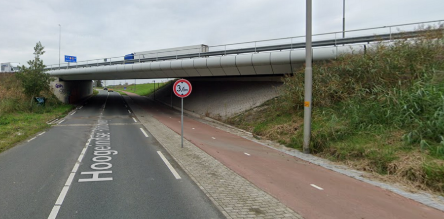Vrachtwagenchauffeur botst tegen viaduct in Waalwijk, platen kapot