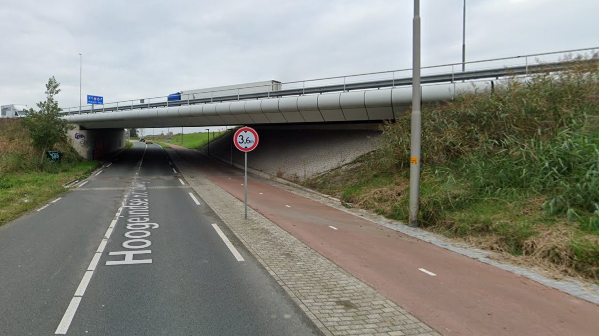 Vrachtwagenchauffeur botst tegen viaduct in Waalwijk, platen kapot