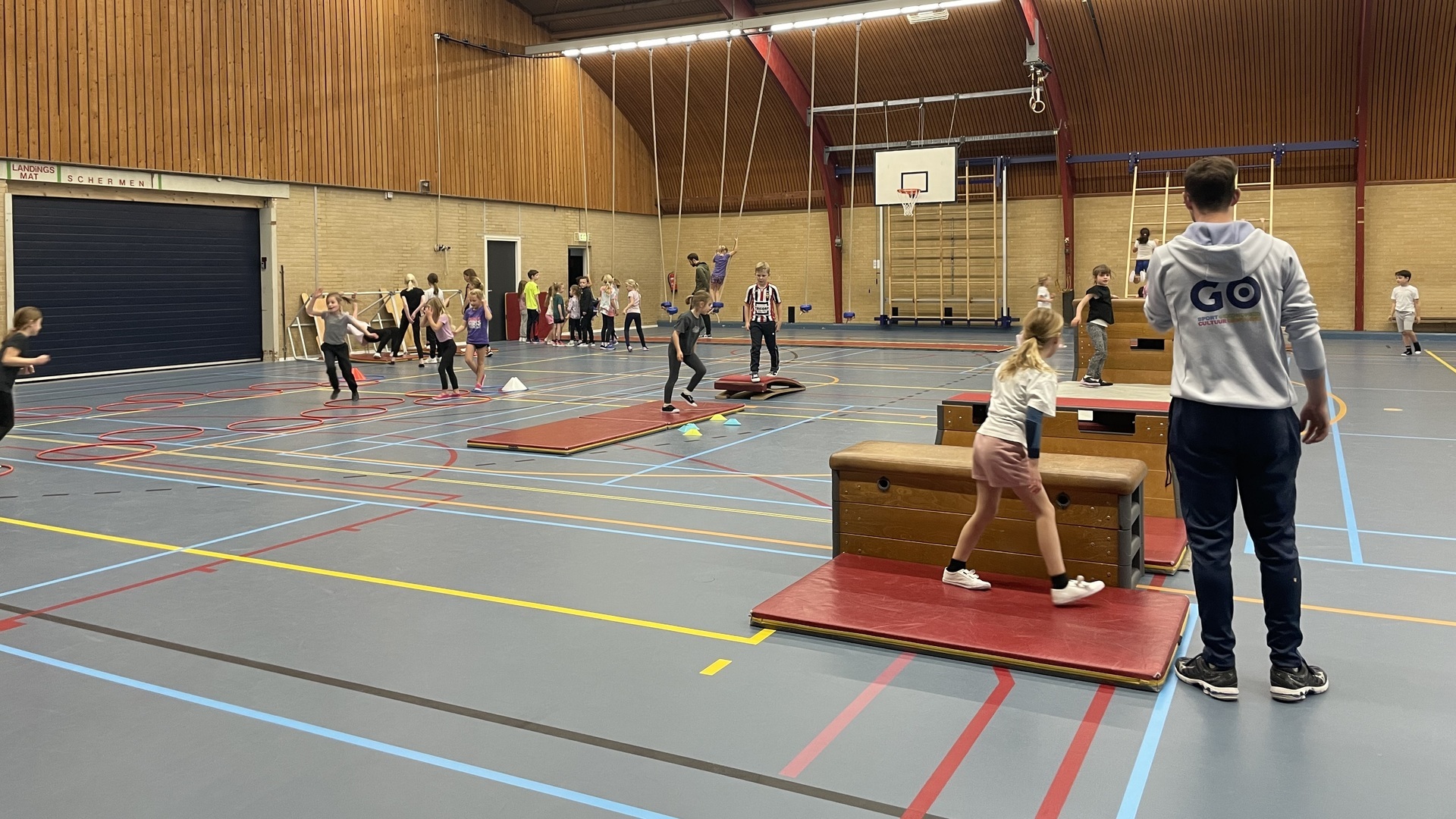 Met 'Sport na School' sporten kinderen spelenderwijs (Video)