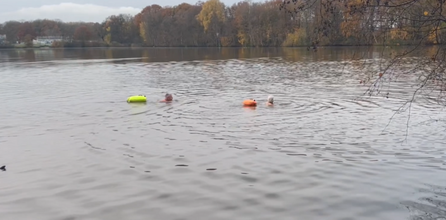 Fanatieke zwemmers ondanks de kou het Lido in (Video)