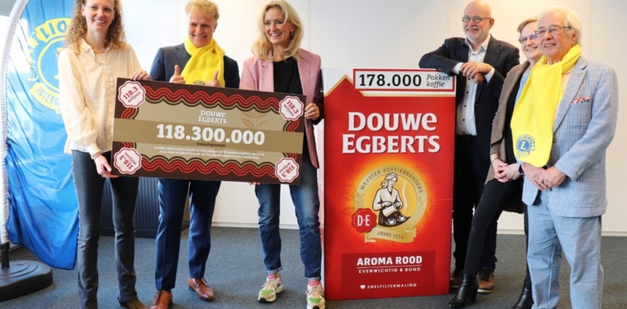 Voedselbank ontvangt Douwe Egberts waardepunten cheque