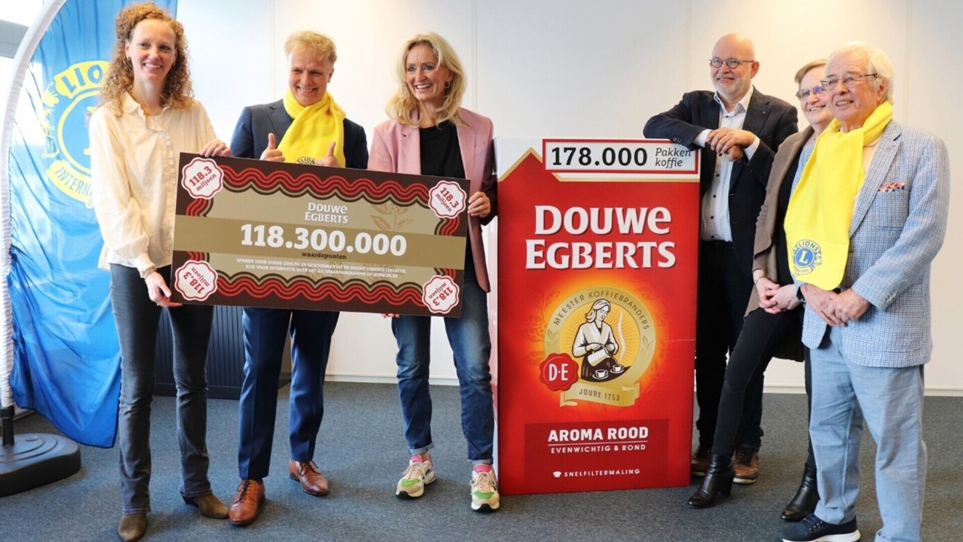 Voedselbank ontvangt Douwe Egberts waardepunten cheque