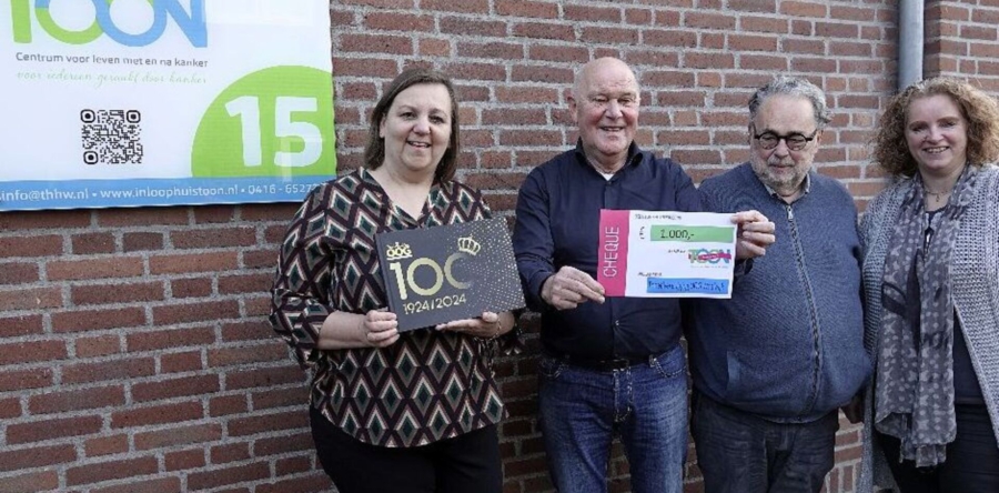 Toneelvereniging O.O.G. doneert duizend euro aan het inloophuis TOON
