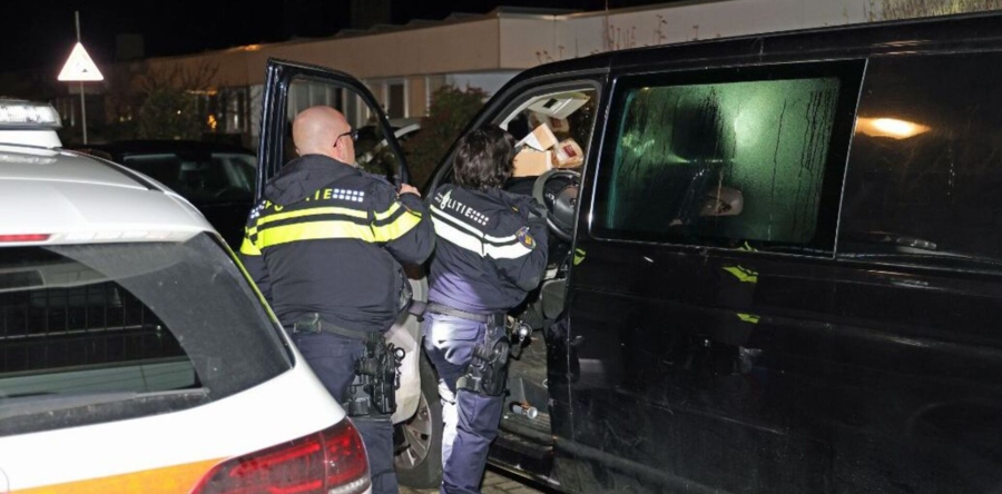 Bestuurder bestelbus rijdt tegen Waalwijks betonblok aan en vlucht