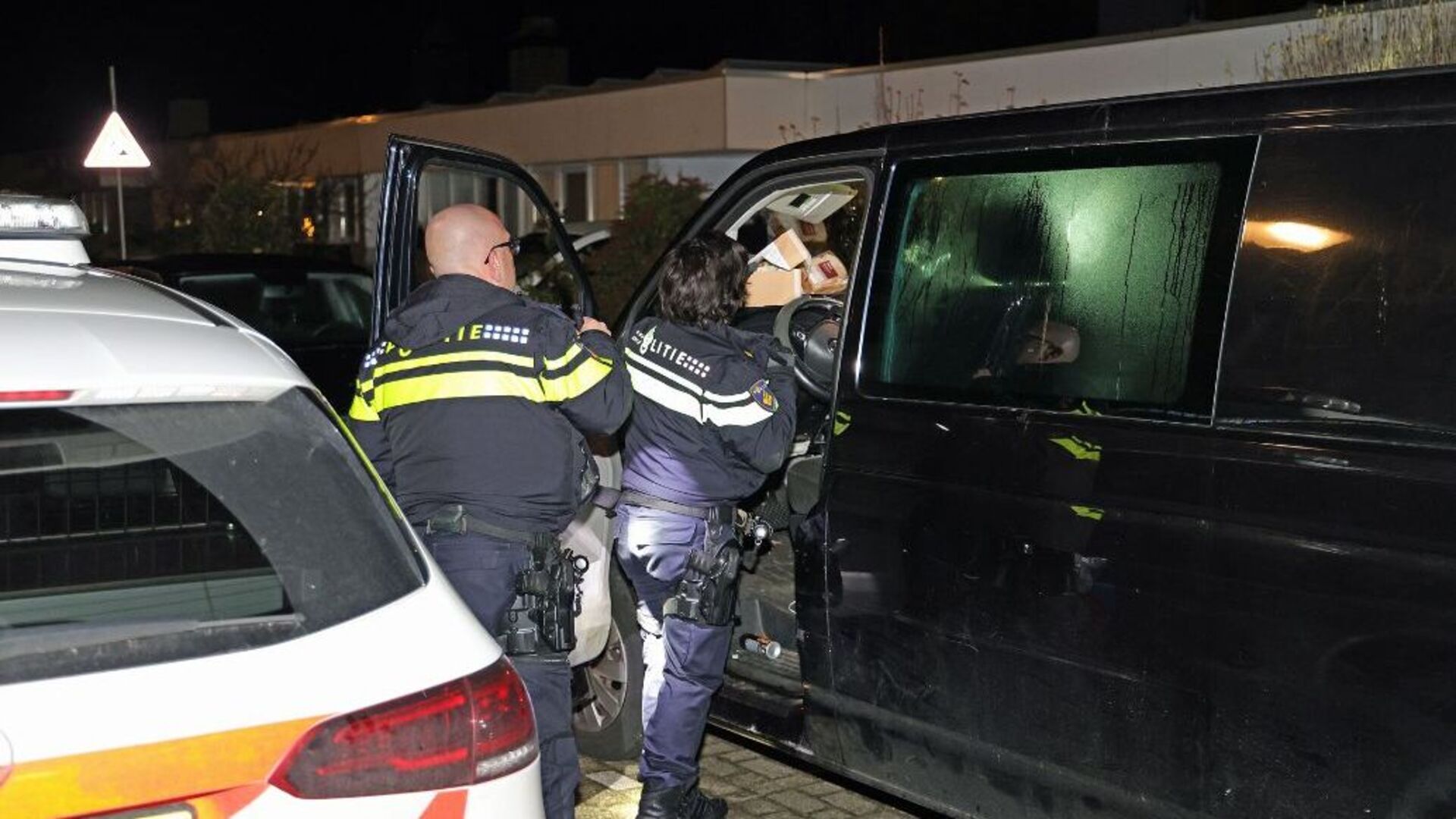Bestuurder bestelbus rijdt tegen Waalwijks betonblok aan en vlucht