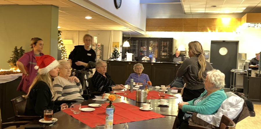 Kerstkaarten uitdelen bij woonzorgcentrum Antoniushof (Video)